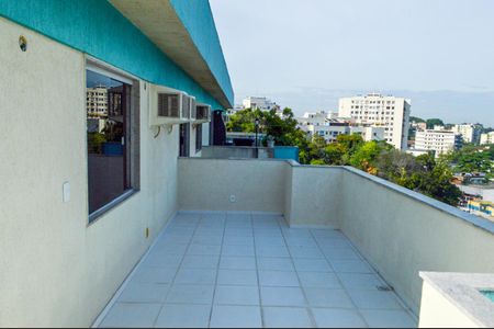 Apartamento à venda com 190m², 4 quartos e 2 vagas Apartamento à venda com 190m², 4 quartos e 2 vagasTerraço