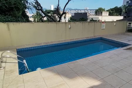 Apartamento à venda com 190m², 4 quartos e 2 vagas Apartamento à venda com 190m², 4 quartos e 2 vagasÁrea comum - Piscina