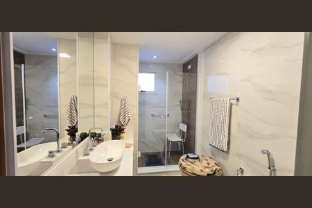 Apartamento para alugar com 198m², 3 quartos e 2 vagas Apartamento para alugar com 198m², 3 quartos e 2 vagasBanheiro da Suíte 1