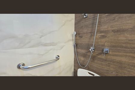 Apartamento para alugar com 198m², 3 quartos e 2 vagas Apartamento para alugar com 198m², 3 quartos e 2 vagasBanheiro da Suíte 1