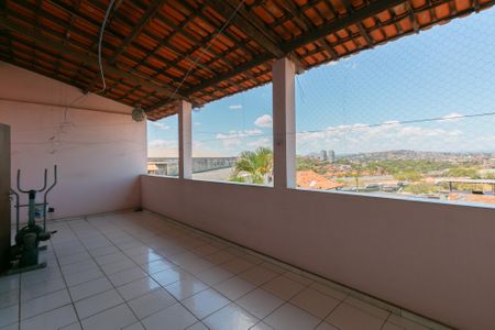 Casa à venda com 360m², 5 quartos e 4 vagas Casa à venda com 360m², 5 quartos e 4 vagasVista do Quarto 2
