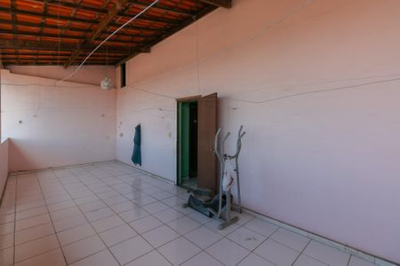 Casa à venda com 360m², 5 quartos e 4 vagas Casa à venda com 360m², 5 quartos e 4 vagasVista do Quarto 2