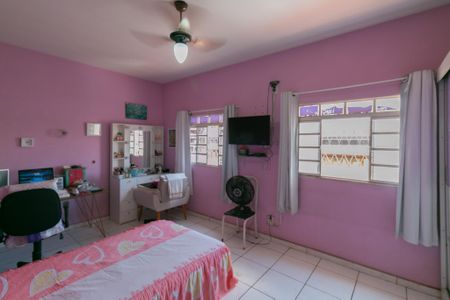 Casa à venda com 360m², 5 quartos e 4 vagas Casa à venda com 360m², 5 quartos e 4 vagasQuarto 2