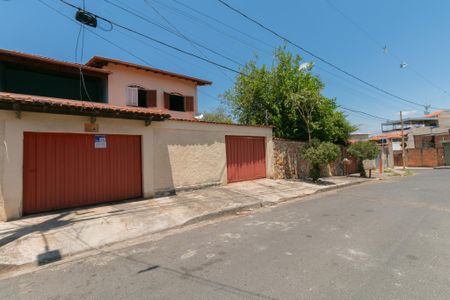 Casa à venda com 360m², 5 quartos e 4 vagas Casa à venda com 360m², 5 quartos e 4 vagasPlaquinha