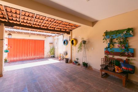Casa à venda com 360m², 5 quartos e 4 vagas Casa à venda com 360m², 5 quartos e 4 vagasGaragem