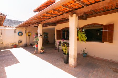 Casa à venda com 360m², 5 quartos e 4 vagas Casa à venda com 360m², 5 quartos e 4 vagasGaragem