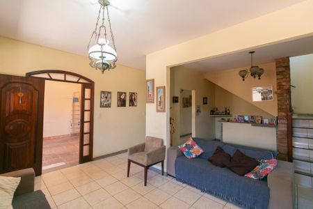 Casa à venda com 360m², 5 quartos e 4 vagas Casa à venda com 360m², 5 quartos e 4 vagasSala