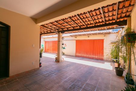 Casa à venda com 360m², 5 quartos e 4 vagas Casa à venda com 360m², 5 quartos e 4 vagasGaragem