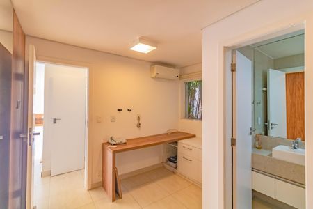 Casa à venda com 415m², 4 quartos e 4 vagas Casa à venda com 415m², 4 quartos e 4 vagasSuite 1
