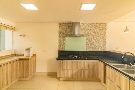 Casa à venda com 415m², 4 quartos e 4 vagas Casa à venda com 415m², 4 quartos e 4 vagasCozinha