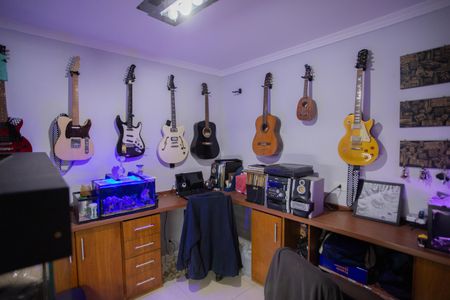 Casa à venda com 240m², 3 quartos e 2 vagas Casa à venda com 240m², 3 quartos e 2 vagasEscritório