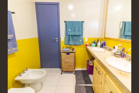 Apartamento à venda com 180m², 4 quartos e 3 vagas Apartamento à venda com 180m², 4 quartos e 3 vagasBanheiro da Suíte 1