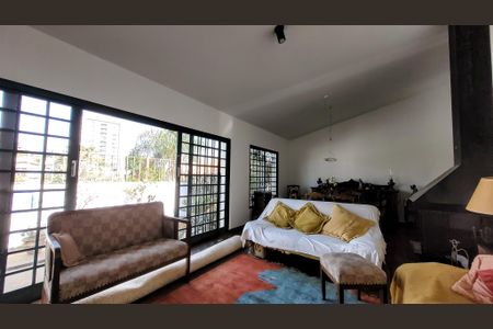 Casa à venda com 212m², 3 quartos e 2 vagasSala