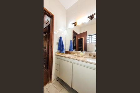 Casa à venda com 212m², 3 quartos e 2 vagasBanheiro da Suite