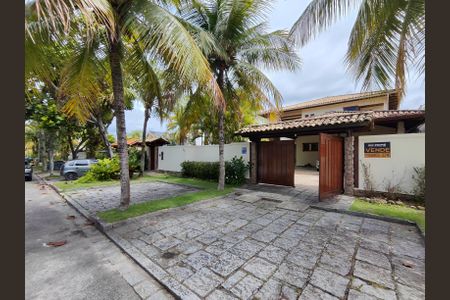 Casa à venda com 544m², 5 quartos e 3 vagas Casa à venda com 544m², 5 quartos e 3 vagasFachada