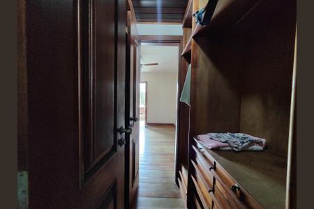 Casa à venda com 544m², 5 quartos e 3 vagas Casa à venda com 544m², 5 quartos e 3 vagasCloset da Suíte 4 (Canadense)