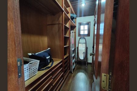 Casa à venda com 544m², 5 quartos e 3 vagas Casa à venda com 544m², 5 quartos e 3 vagasCloset da Suíte 2