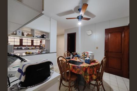 Casa à venda com 544m², 5 quartos e 3 vagas Casa à venda com 544m², 5 quartos e 3 vagasCozinha