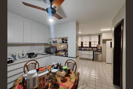 Casa à venda com 544m², 5 quartos e 3 vagas Casa à venda com 544m², 5 quartos e 3 vagasCozinha