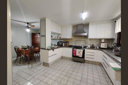 Casa à venda com 544m², 5 quartos e 3 vagas Casa à venda com 544m², 5 quartos e 3 vagasCozinha