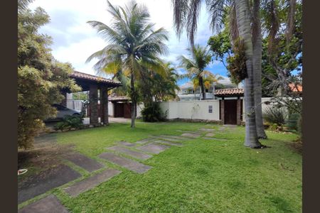 Casa à venda com 544m², 5 quartos e 3 vagas Casa à venda com 544m², 5 quartos e 3 vagasÁrea Externa