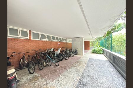 Apartamento à venda com 140m², 3 quartos e 2 vagas Apartamento à venda com 140m², 3 quartos e 2 vagasÁrea comum bicicletário 3