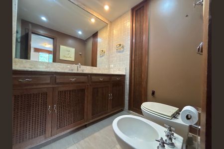 Apartamento à venda com 140m², 3 quartos e 2 vagas Apartamento à venda com 140m², 3 quartos e 2 vagasSuíte