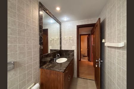 Apartamento à venda com 140m², 3 quartos e 2 vagas Apartamento à venda com 140m², 3 quartos e 2 vagasBanheiro social