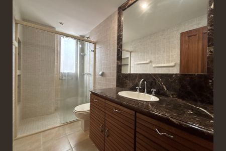 Apartamento à venda com 140m², 3 quartos e 2 vagas Apartamento à venda com 140m², 3 quartos e 2 vagasBanheiro social