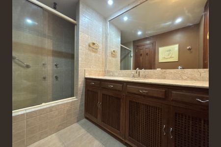 Apartamento à venda com 140m², 3 quartos e 2 vagas Apartamento à venda com 140m², 3 quartos e 2 vagasSuíte