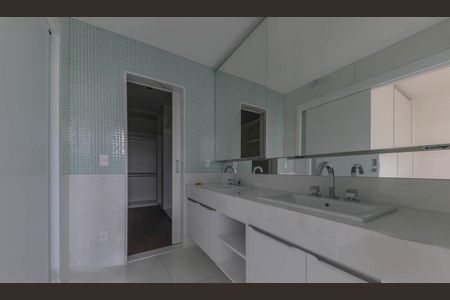 Apartamento à venda com 281m², 4 quartos e 4 vagasBanheiro da Suíte 2