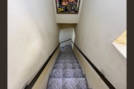 Casa à venda com 70m², 2 quartos e 2 vagasEscada