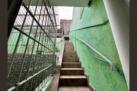 Casa à venda com 70m², 2 quartos e 2 vagasEscada