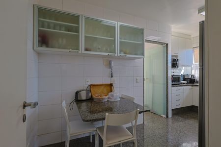 Apartamento à venda com 170m², 4 quartos e 3 vagas Apartamento à venda com 170m², 4 quartos e 3 vagasCozinha