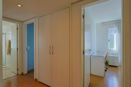 Apartamento à venda com 170m², 4 quartos e 3 vagas Apartamento à venda com 170m², 4 quartos e 3 vagasCorredor