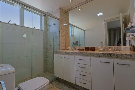 Apartamento à venda com 170m², 4 quartos e 3 vagas Apartamento à venda com 170m², 4 quartos e 3 vagasBanheiro da Suíte 1