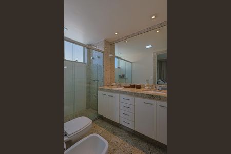 Apartamento à venda com 170m², 4 quartos e 3 vagas Apartamento à venda com 170m², 4 quartos e 3 vagasBanheiro da Suíte 1