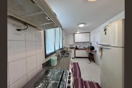 Apartamento à venda com 177m², 4 quartos e 2 vagas Apartamento à venda com 177m², 4 quartos e 2 vagasCozinha e Área de Serviço