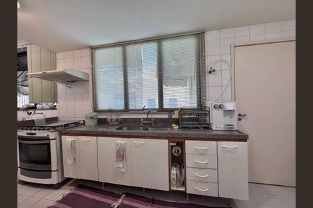 Apartamento à venda com 177m², 4 quartos e 2 vagas Apartamento à venda com 177m², 4 quartos e 2 vagasCozinha e Área de Serviço