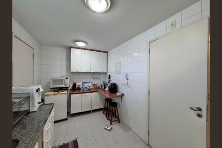 Apartamento à venda com 177m², 4 quartos e 2 vagas Apartamento à venda com 177m², 4 quartos e 2 vagasCozinha e Área de Serviço