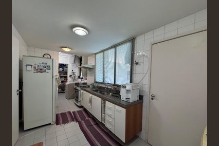 Apartamento à venda com 177m², 4 quartos e 2 vagas Apartamento à venda com 177m², 4 quartos e 2 vagasCozinha e Área de Serviço