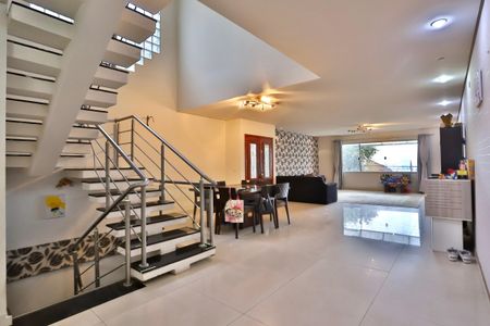 Casa à venda com 454m², 4 quartos e 4 vagas Casa à venda com 454m², 4 quartos e 4 vagasSala