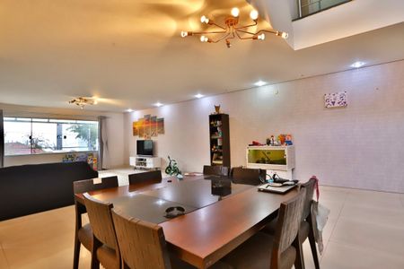 Casa à venda com 454m², 4 quartos e 4 vagas Casa à venda com 454m², 4 quartos e 4 vagasSala de Jantar