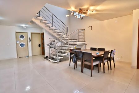 Casa à venda com 454m², 4 quartos e 4 vagas Casa à venda com 454m², 4 quartos e 4 vagasSala de Jantar