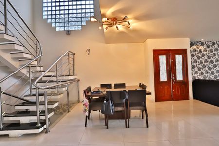 Casa à venda com 454m², 4 quartos e 4 vagas Casa à venda com 454m², 4 quartos e 4 vagasSala de Jantar