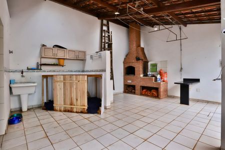 Casa à venda com 454m², 4 quartos e 4 vagas Casa à venda com 454m², 4 quartos e 4 vagasQuintal