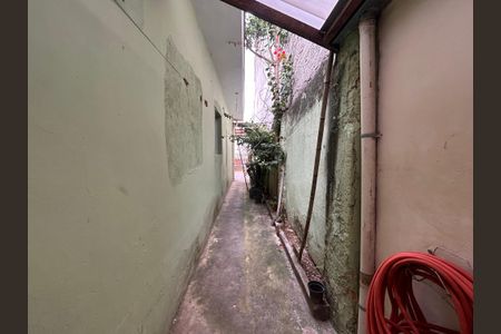 Casa à venda com 180m², 4 quartos e 2 vagas Casa à venda com 180m², 4 quartos e 2 vagasCorredor externo