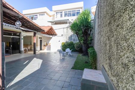 Casa à venda com 222m², 3 quartos e 4 vagas Casa à venda com 222m², 3 quartos e 4 vagasQuintal