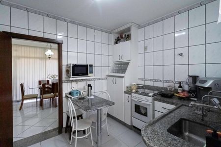 Casa à venda com 222m², 3 quartos e 4 vagas Casa à venda com 222m², 3 quartos e 4 vagasCozinha