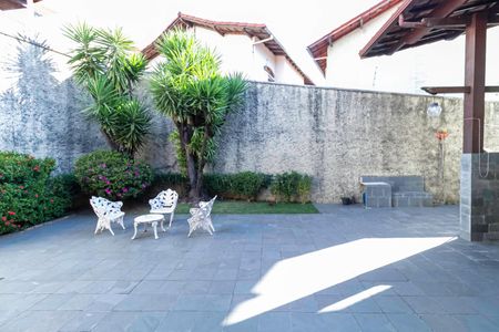 Casa à venda com 222m², 3 quartos e 4 vagas Casa à venda com 222m², 3 quartos e 4 vagasQuintal